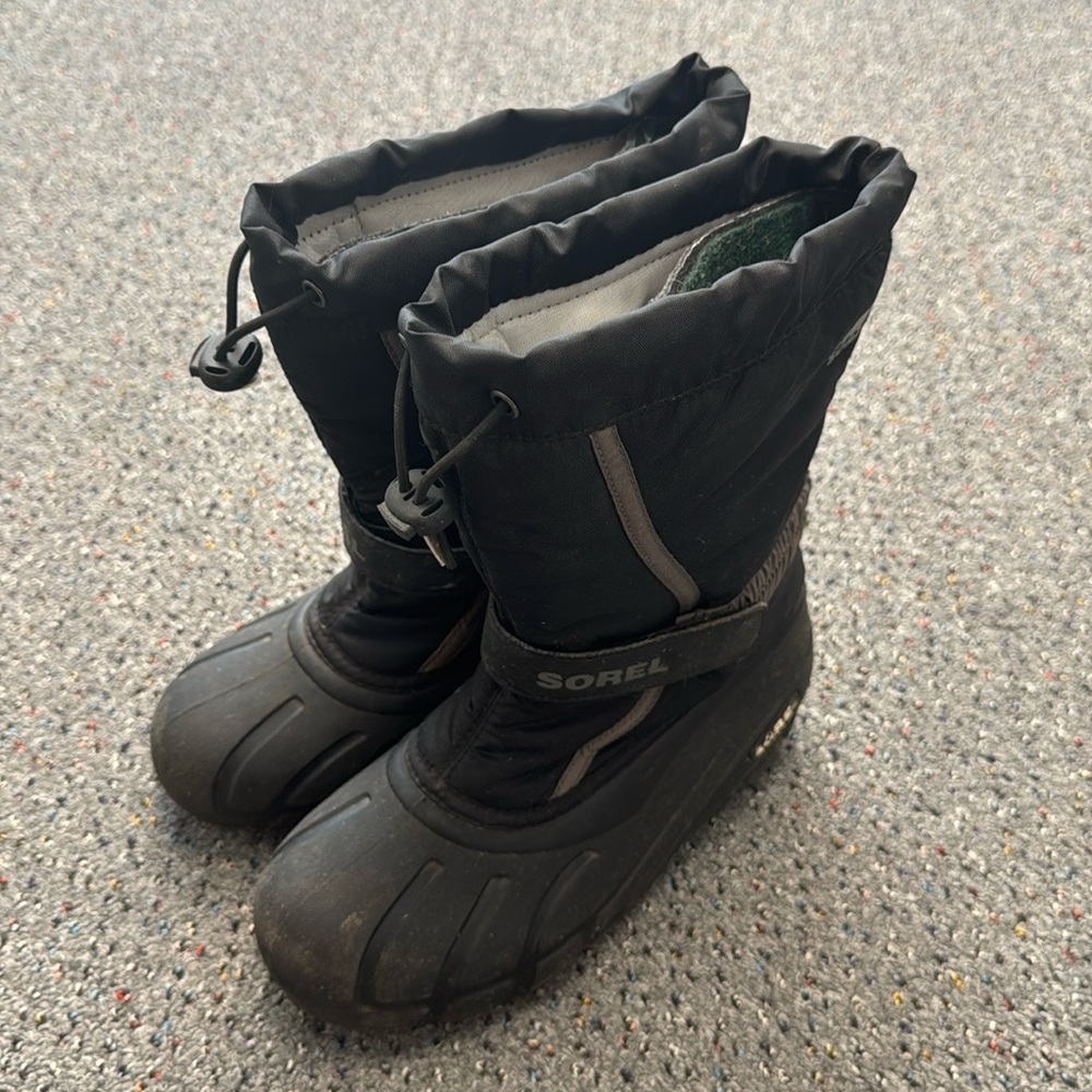 Sorel Kids Flurry Snow Boot Size 4 Black. Good condition. Barely worn